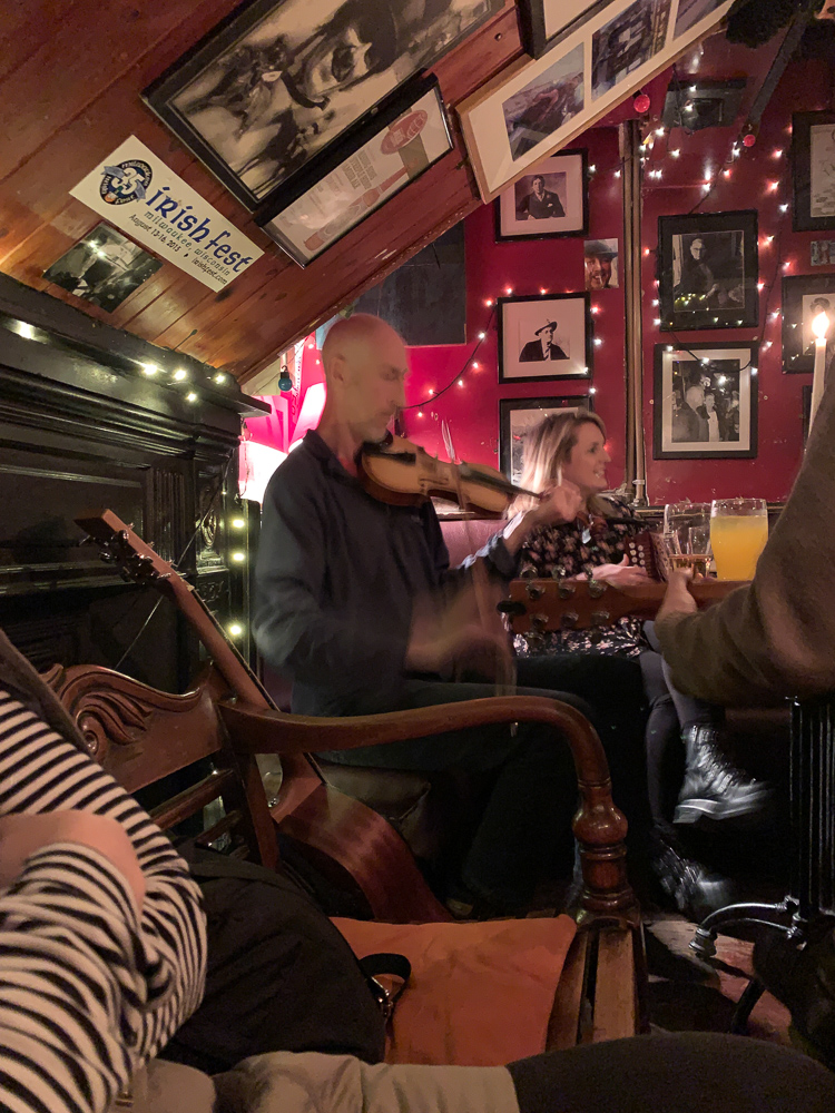 musicians in an irish pub