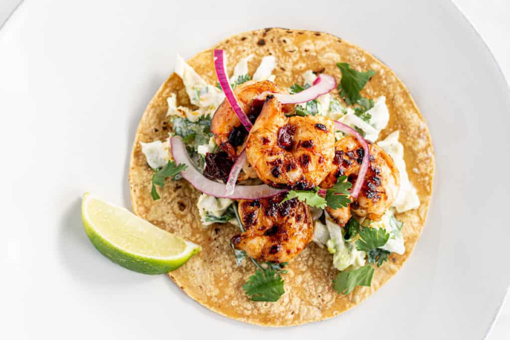 Shrimp tacos with lime wedge, like a tosada