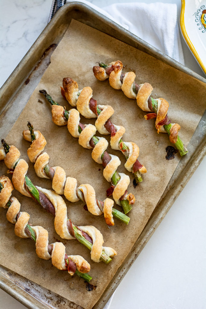 overhead shot of baked asparagus and prosciutto wrapped in puff pastry