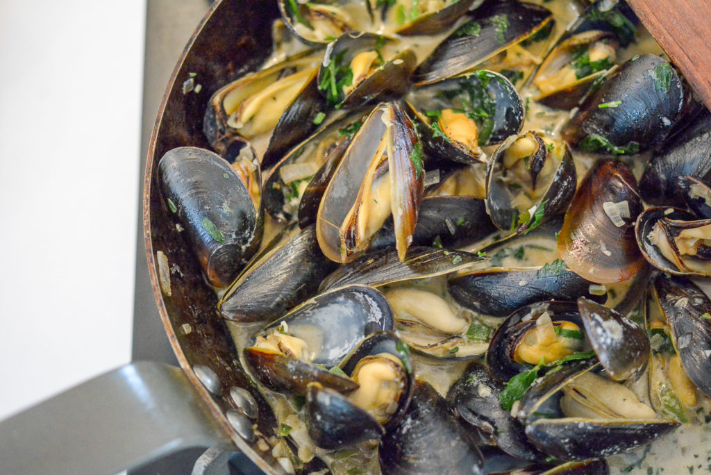 close up of garlicky guinness mussels